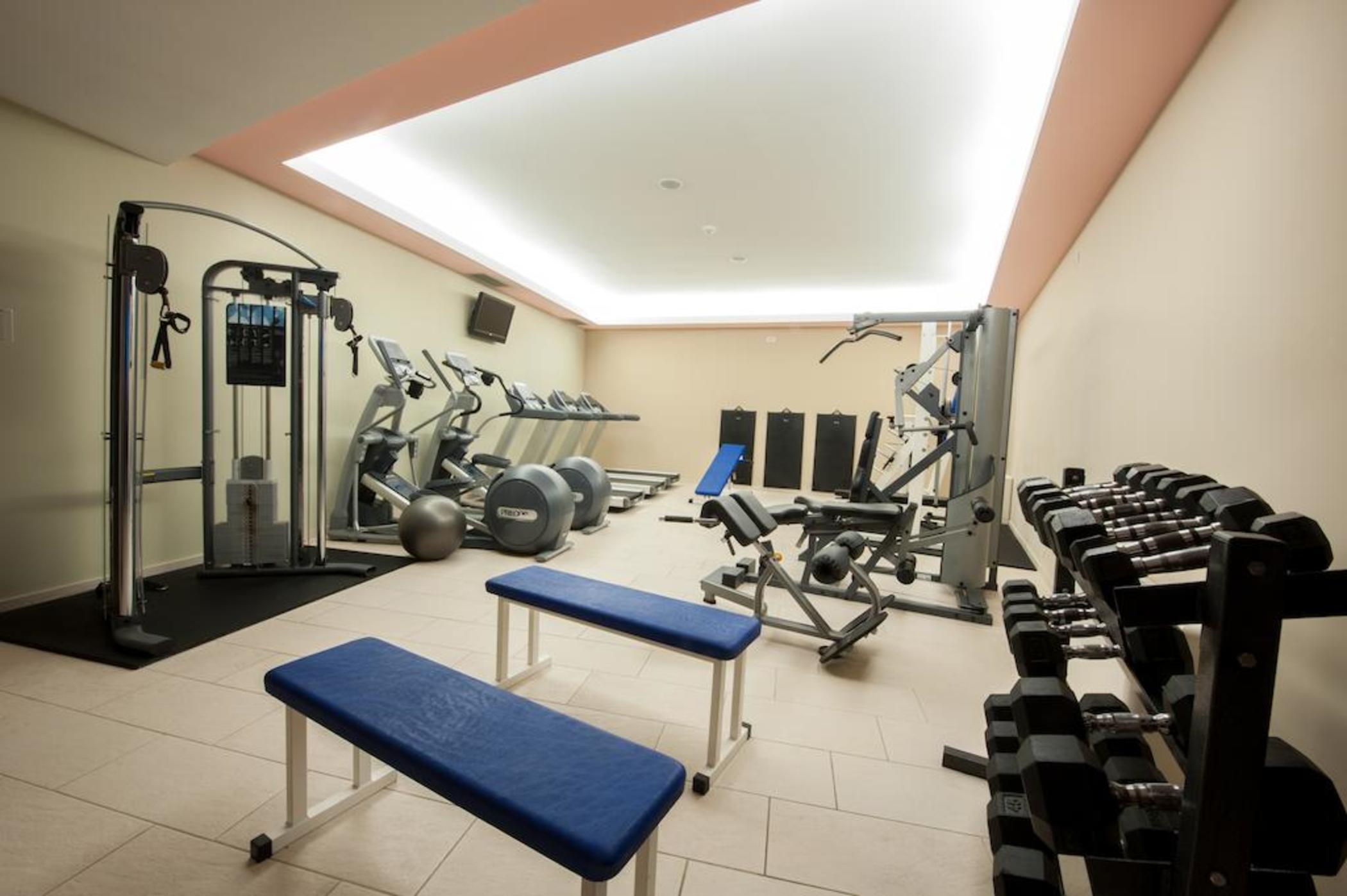 Royal Ariston Hotel Dubrovnik Ngoại thất bức ảnh A gym at a hotel