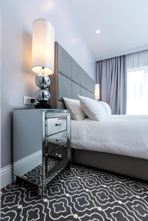 Royal Ariston Hotel Dubrovnik Ngoại thất bức ảnh A mirrored bedside table